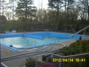 neue folie fuers nichtschwimmerbecken 21 20120421 1175198117