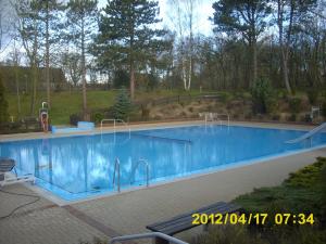 neue folie fuers nichtschwimmerbecken 22 20120421 1560428581